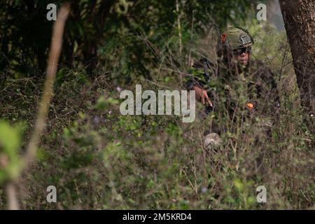 Un soldato dell'esercito filippino assegnato alla Brigade Combat Team 1st è in guardia prima di passare al suo obiettivo successivo durante un'esercitazione combinata di fuoco in supporto a Salaknib presso il colonnello Ernesto Rabina Air base nelle Filippine, 23 marzo 2022. Circa 1.100 Stati Uniti I soldati dell'esercito del Pacifico partecipano a Salaknib insieme ai loro omologhi filippini per migliorare l'interoperabilità e rafforzare la nostra partnership in tutto l'Indo-Pacifico. (STATI UNITI Foto dell'esercito di SPC Joshua Oller/28th distaccamento degli affari pubblici) Foto Stock