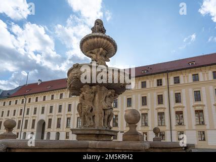 Fontana di Kohls al 2nd cortile del Castello di Praga - Praga, Repubblica Ceca Foto Stock