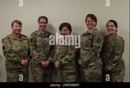 Erika Nyberg, capo medico non commissionato ufficiale della Divisione di Fanteria 28th cella chirurgo; Air Force Major Ann Furman, 193rd Special Operations Force Support Squadron, 193rd Special Operations Wing; Brig. Gen. Laura McHugh, vicedirettore generale-esercito; Lt. Teresa Ruotolo, vicecomandante del gruppo di sostegno regionale 213th; Alexa Fisher, vice presidente del Female Special Emphasis Group, ha formato il panel durante la discussione del Female Advancement Special Emphasis Group sulla storia delle donne del Women’s History Month dello state Joint Diversity Council sull’evoluzione della cultura militare il 23 marzo Foto Stock