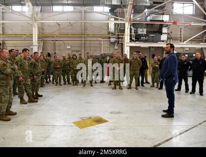 Edward Byers, Jr., vincitore della medaglia d'onore, ha trascorso il pomeriggio alla base della Guardia Nazionale Barnes Air, Massacusetts, 23 marzo 2022. Byers ha parlato con 104th Fighter Wing Airmen e militari della funzione di supporto dell'aviazione militare #2 dell'esercito circa le sue esperienze e ha risposto alle loro domande circa la direzione. Byers fu un capo operatore di guerra speciale nella Marina degli Stati Uniti, ricevette la medaglia d'onore per le sue azioni al di sopra e al di là della chiamata in servizio in una missione in Afghanistan nel 2012. (Foto della Guardia Nazionale aerea degli Stati Uniti del Maestro Sgt. Lindsey S. Watson) Foto Stock