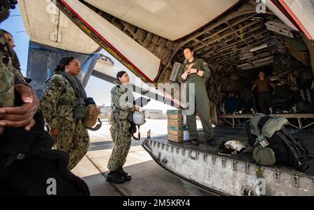 220323-N-GW654-1009 STAZIONE AERONAVALE NORTH ISLAND, CALIFORNIA (23 marzo 2022) – Capo Naval Air Crewman (meccanico) Kami Mayer, un nativo di Spencer, N.Y, centro, assegnato ai 'fornitori' di Fleet Logistics Support Squadron (VRC) 30, dà un brief sulla sicurezza prima del volo, 23 marzo. VRC-30 è uno squadrone C-2A di velivoli di logistica di Greyhound che sostiene gli Stati Uniti Compagnie aeree Pacific Fleet, compreso un distaccamento a dispiegamento diretto fissato alla Carrier Air Wing (CVW) 5. Foto Stock