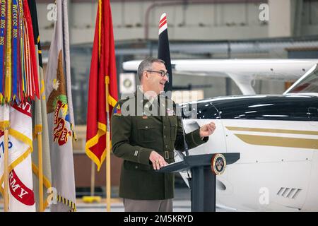 Brig. Il generale Shane Reeves, il 15th° decano del Consiglio Accademico, parla durante la cerimonia di dedica del velivolo il 23 marzo al 2nd° Hangar del distaccamento dell'Aviazione. Foto Stock