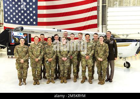 Cadetti del programma di volo accademico con il col. Rich Melnyk, direttore del programma AFP nel Dipartimento di Ingegneria civile e Meccanica, e Brig. Il generale Shane Reeves, il 15th° decano del Consiglio Accademico, durante la cerimonia di dedicazione degli aeromobili, il 23 marzo, all'Hangar del 2nd° distaccamento dell'Aviazione. Foto Stock