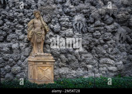 Statua di Ercole e Grotta del Muro al Giardino di Wallenstein - Praga, Repubblica Ceca Foto Stock