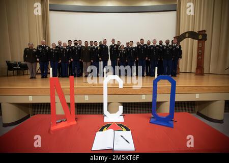 46th Battaglione di supporto dell'aviazione, 16th Battle Aviation Brigade ha ospitato una cerimonia di induzione NCO all'Evergreen Theater, Joint base Lewis-McChord, Washington, il 23 marzo 2022. La cerimonia è stata un rito di passaggio per 22 NCO promossi di recente nel 46th ASB e HHC, 16th CAB. Foto Stock