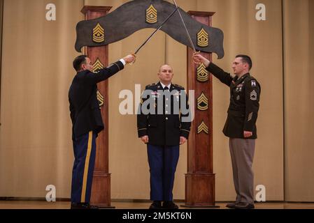 46th Battaglione di supporto dell'aviazione, 16th Battle Aviation Brigade ha ospitato una cerimonia di induzione NCO all'Evergreen Theater, Joint base Lewis-McChord, Washington, il 23 marzo 2022. La cerimonia è stata un rito di passaggio per 22 NCO promossi di recente nel 46th ASB e HHC, 16th CAB. Foto Stock