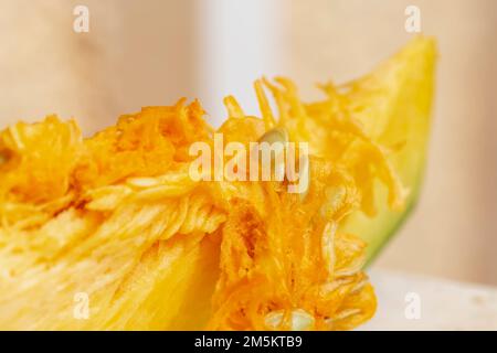 Squash o zucca, Muscade de Provence, Muscat de Provence zucca, tagliare con la polpa e i semi Foto Stock