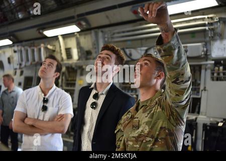 Airman First Class William Baldwin, 15th Aircraft Maintenance Squadron C-17 assistente dedicato capo equipaggio, discute le capacità del C-17 Globemaster III agli studenti del Massachusetts Institute of Technology Security Studies Program durante un tour alla base congiunta Pearl Harbor-Hickam, Hawaii, 23 marzo 2022. Gli studenti hanno fatto un giro in un display statico C-17 Globemaster III e si sono incontrati con i membri dell'equipaggio dell'aeronautica per saperne di più sulla missione dell'aereo e sugli Airmen necessari per portare a termine la missione. Foto Stock