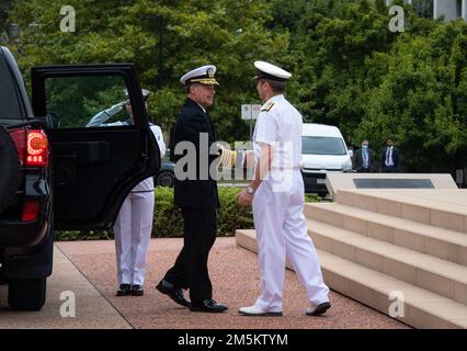 CANBERRA (24 marzo 2022) Comandante, Stati Uniti Il comando Indo-Pacific ADM. John C. Aquilino è accolto nella sede della forza di difesa australiana dal Vice Capo del Vice ammiraglio della forza di difesa David Johnston mentre arriva per una chiamata di ufficio con Johnston e il Segretario della difesa australiano Greg Moriarty. Aquilino è in visita in Australia durante un viaggio multi-paese per incontrare i leader regionali per rafforzare le relazioni con gli Stati Uniti e riaffermare l'importanza di un libero e aperto Indo-Pacifico. Foto Stock