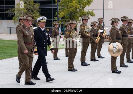 CANBERRA (24 marzo 2022) Comandante, Stati Uniti Il comando Indo-Pacific ADM. John C. Aquilino partecipa a una revisione della Guardia d'onore quando arriva alla sede della forza di difesa australiana per una chiamata di ufficio con il Segretario della difesa australiano Greg Moriarty e il Vice Capo della forza di difesa Vice Ammiraglio David Johnston per discutere la sicurezza regionale. Aquilino è in visita in Australia durante un viaggio multi-paese per incontrare i leader regionali per rafforzare le relazioni con gli Stati Uniti e riaffermare l'importanza di un libero e aperto Indo-Pacifico. Foto Stock