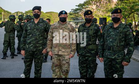 Il Maj. Lamar Cantelou, Operations Officer, 29th Brigade Engineer Battalion, 3rd Brigade Combat Team, 25th° divisione fanteria, e i suoi partner dell'Esercito reale Thai propongono insieme per una foto di gruppo dopo una cerimonia di chiusura per Hanuman Guardian 2022, 23 marzo 2022, Fort Thanarat, Thailandia. Hanuman Guardian è un esercizio annuale che consente agli Stati Uniti Esercito e Royal Thai Army soldati per costruire relazioni e prepararsi per le sfide future insieme. Foto Stock