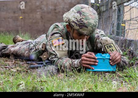 STATI UNITI Esercito SPC. Sterling Brewer, un ufficiale di polizia militare che rappresenta il 201st Regional Support Group, con sede a Marietta, ospita una miniera di Claymore del M18 durante il concorso migliore guerriero della Guardia Nazionale della Georgia del 2022 a Fort Stewart, GA., 22 marzo 2022. Il concorso migliore guerriero mette alla prova la prontezza e l'adattività delle nostre forze, preparando i nostri guardiani della Georgia ad affrontare le sfide imprevedibili di oggi. Foto Stock