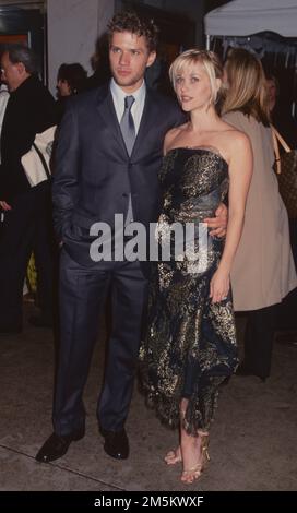 Ryan Phillippe e Reese Witherspoon partecipano alla prima di "The importance of earnest" al Teatro di Parigi di New York il 13 maggio 2002. Foto: Henry McGee/MediaPunch Foto Stock