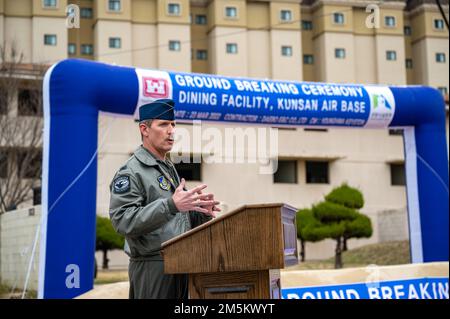 Il Colonnello John “Wolf” Gallemore, 8th Comandante di Fighter Wing, esprime le sue osservazioni in occasione della cerimonia inaugurale del nuovo impianto di ristorazione del Wolf Pack presso la base aerea di Kunsan, Repubblica di Corea, il 23 marzo 2022. La nuova struttura aumenterà la capacità di ristorazione da 200 posti a oltre 700, e la sua conclusione è prevista entro il 11 settembre 2024. Foto Stock