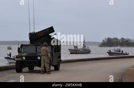 Land and Sea Elements ha partecipato alla dimostrazione di Port Defense di marzo sul fiume Cape Fear vicino a Wilmington, North Carolina. Qui, la Guardia Costiera degli Stati Uniti, le navi della pattuglia del porto e il comando di difesa militare e missilistica dell'esercito del 263rd (AAMDC) hanno combinato i loro sforzi nell'operazione multi-dominio, che comprendeva anche sei aquile F-15, un KC-135 Stratotanker e un e-3 Sentry. Foto Stock