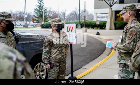 Shanna Woyak, direttore dell'organizzazione dell'organizzazione del reparto di trattamento medico militare indipendente e del mercato piccolo, parla con il col Christian Lyons, comandante del gruppo medico 88th al di fuori del Wright-Patterson Medical Center il 23 marzo 2022, alla base dell'aeronautica di Wright-Patterson, Ohio. Wayok e il suo team hanno visitato il centro per vedere le capacità per conto del sistema sanitario militare. (Foto dell'aeronautica di Kenneth Stiles) Foto Stock