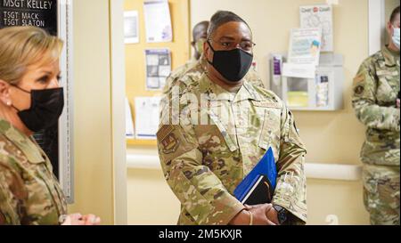 Il generale dell'aeronautica Shanna Woyak e il capo maestro Sgt. Paul Ellis, piccolo mercato e stand alone direttore dell'organizzazione della struttura di trattamento medico militare e capo di stato maggiore, ascolta durante un tour all'interno del Wright-Patterson Medical Center il 23 marzo 2022, presso la base dell'aeronautica militare di Wright-Patterson, Ohio. Wayok ed Ellis hanno visitato il centro per vedere le sue capacità per conto del sistema sanitario militare. (Foto Air Force di Kenneth Stiles Foto Stock