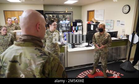 Shanna Woyak, direttore dell'organizzazione del Small Market and Stand Alone Military Medical Treatment Facility, elogia gli Airmen del team logistico del 88th Medical Group all'interno del Wright-Patterson Medical Center il 23 marzo 2022, presso la base dell'aeronautica militare Wright-Patterson, Ohio. Woyak ha visitato il centro per vedere le sue capacità per conto del sistema sanitario militare. (Foto dell'aeronautica di Kenneth Stiles) Foto Stock