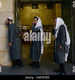 Gli uomini di Yeshiva hassidici pregano fuori dal loro Yeshiva nel quartiere di Mea Shearim a Gerusalemme, Israele. Foto Stock