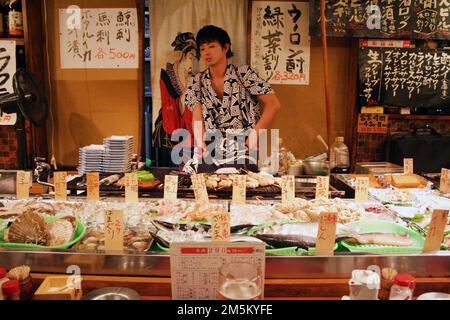 Un popolare Robatayaki grill bar in Shinbashi, Tokyo. Foto Stock