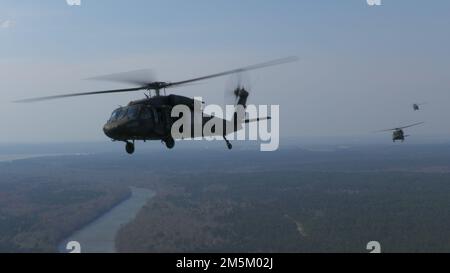 UH-60 gli elicotteri Blackhawk sorvolano Fort Benning, GA durante l'African Land Forces Summit 2022. (STATI UNITI Personale fotografico dell'esercito, Sgt. Brandon Rickert) Foto Stock