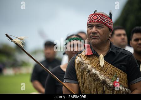 Un gruppo del Centro Culturale Polinesiano esegue l'Haka in onore di Anzac, o corpo dell'Esercito Australiano e Nuova Zelanda, Day al National Memorial Cemetery of the Pacific, Honolulu, Hawaii, 25 aprile 2022. L'Haka è una Māori danza di guerra o sfida cerimoniale di solito eseguita in un gruppo e rappresentano una dimostrazione dell'orgoglio, della forza e dell'unità di una tribù. Foto Stock