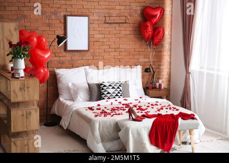 Interno della camera da letto decorata per San Valentino con palloncini e  anello di fidanzamento Foto stock - Alamy