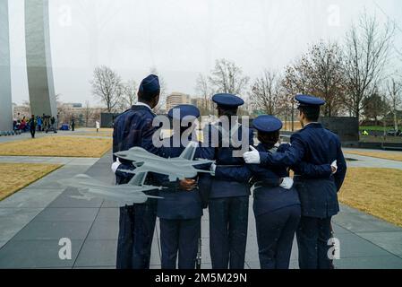 Cadet Quarta Classe Yassin Alallaq, Cadet Quarta Classe Shali Holliday, Cadet Quarta Classe Chloe Scott, Cadet Quarta Classe Benedizione Lockwood, E Cadet Quarta Classe Kolby Brown, dal distaccamento 130 degli ufficiali della Riserva dell'Aeronautica militare (AFROTC), situato all'Università Howard, Washington, D.C., posa per una foto di gruppo al 81st° anniversario della cerimonia di posa di Wreath di Tuskegee Airmen, il 24 marzo 2022, al Memoriale dell'Aeronautica militare di Arlington, Virginia. Il distaccamento 130 di AFROTC è stato stabilito in 1946 ed è composto dai cadets che frequentano l'università americana, l'università cattolica, l'università di George Washington Foto Stock