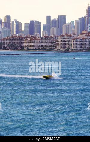 Miami, FL USA - 12 12 2022: Vista del tour guidato in motoscafo di Miami Foto Stock