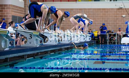 STATI UNITI Gli atleti del Guerriero ferito dell'Aeronautica militare si tuffano in una piscina durante una gara di nuoto presso il Blossom Aquatics Center di San Antonio, Texas, il 24 marzo 2022. Le prove sono un evento sportivo adattivo progettato per promuovere il benessere mentale e fisico dei militari e dei veterani gravemente malati o feriti. Foto Stock