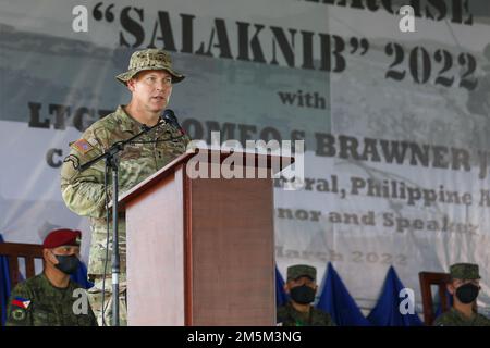 STATI UNITI Joseph Ryan, il generale comandante della 25th° divisione fanteria, ha espresso le sue osservazioni durante la cerimonia di chiusura di Salaknib 2022 a Fort Magsaysay, Nueva Ecija, Filippine, 24 marzo 2022. L'esercizio annuale ha migliorato le capacità strategiche di preparazione degli Stati Uniti Esercito e esercito filippino mentre costruiscono sulla visione condivisa di mantenere un libero e aperto Indo-Pacifico. Foto Stock