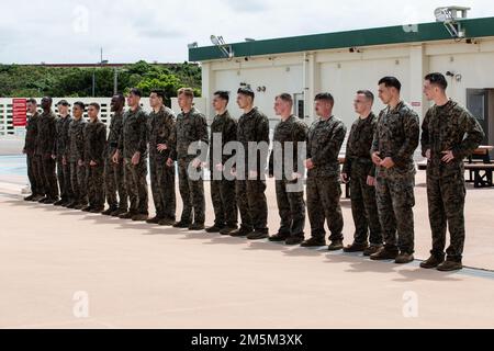 STATI UNITI Marines e un corpsman della Marina partecipano allo Screener Iron Mike di 3rd Marine Logistics Group a Camp Kinser, Okinawa, Giappone, 24 marzo 2022. Sedici membri del servizio facevano parte dello screener per poter rappresentare 3rd MLG per l'annuale Iron Mike Challenge presso la base del corpo dei Marine di Quantico, Virginia, a partire dal 7 maggio 2022. Foto Stock