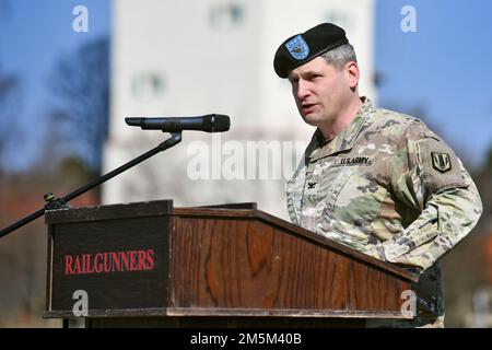 Il Comandante USA della Brigata artiglieria 41st Daniel Miller parla al pubblico durante la cerimonia di assunzione di responsabilità della brigata presso la Tower Barracks Grafenwoehr Parade Field, Germania, 24 marzo 2022. Foto Stock