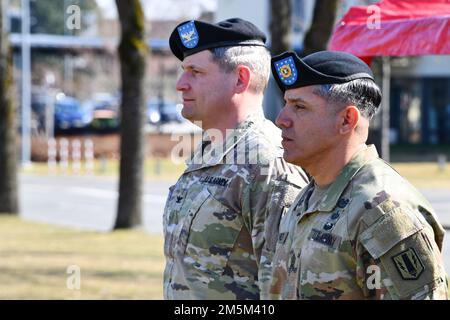 Il 41st° Field Artillery Brigade Command Sergente maggiore USA Kristian Castro, a destra, e il 41st° comandante della FAB USA Daniel Miller, si trova di fronte alla formazione durante la cerimonia di assunzione della responsabilità della brigata presso la Torre Barracks Grafenwoehr Parade Field, Germania, 24 marzo 2022. Foto Stock