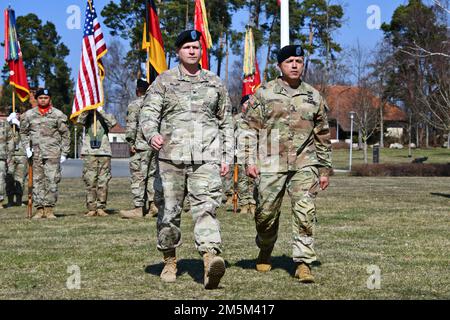 Il Comandante USA della Brigata artiglieria 41st Daniel Miller, a sinistra e negli Stati Uniti Kristian Castro, il comandante entrante della brigata, il maggiore sergente maggiore, cammina sul campo durante una cerimonia di assunzione di responsabilità presso la Torre Barracks Grafenwoehr Parade Field, Germania, 24 marzo 2022. Foto Stock