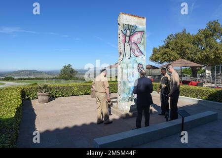 220324-N-DL524-1019 (24 marzo 2022) SIMI VALLEY, California – Marinai assegnati agli Stati Uniti L'unica portaerei della Marina schierata a termine USS Ronald Reagan (CVN 76) e Steve Caplan, docente della Biblioteca Presidenziale Ronald Reagan, vedono un pezzo del Muro di Berlino durante una visita del omonimo alla Biblioteca Presidenziale Ronald Reagan. Durante la visita all'omonimo, quattro marinai Ronald Reagan hanno avuto l'opportunità di visitare i terreni della biblioteca presidenziale Ronald Reagan e del padiglione Air Force One. La visita ha permesso agli attuali marinai di Ronald Reagan di saperne di più sul nome della nave e sulla sua eredità. Ronald Re Foto Stock