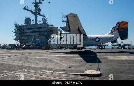 220324-N-PG226-1293 IONIAN SEA (24 marzo 2022) Una C-2A Greyhound, attaccata ai 'Rawhidi' della flotta Logistic Support Squadron (VRC) 40, atterra sul ponte di volo della portaerei di classe Nimitz USS Harry S. Truman (CVN 75), 24 marzo 2022. Il gruppo Harry S. Truman Carrier Strike Group è in fase di implementazione pianificata negli Stati Uniti Sesta area di attività Fleet a sostegno degli interessi degli Stati Uniti, alleati e partner in Europa e Africa. Foto Stock