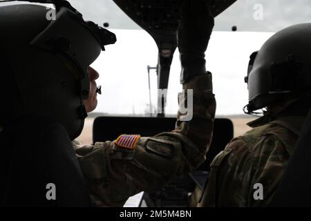 Chief Warrant Officer Four Robert Bartlett, 110th Aviation Brigade UH-60 Standardization Pilot, e Chief Warrant Officer Five Edward C. McKiver II, 110th Aviation Brigade Aviation Safety Officer, preparare un elicottero UH-72A Lakota per il volo durante un esercizio di addestramento per le procedure mediche di evacuazione in Opp, Alabama, 24 marzo 2022. Foto Stock