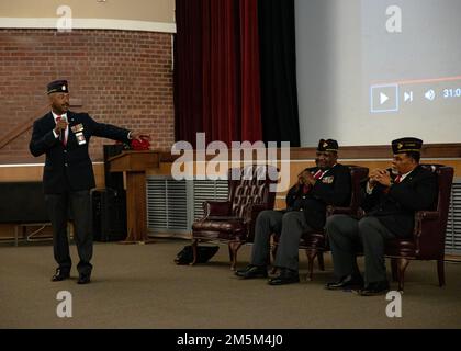 La National Montford Point Marines Association (NMPMA) Chapter 36 discute l'eredità dei Montford Point Marines al Two Rivers Theater, Marine Corps Air Station Cherry Point, North Carolina, 24 marzo 2022. Il Capitolo 36 della NMPMA ha tenuto una discussione su Montford Point e sui suoi Marines. L'NMPMA è un'organizzazione di veterani senza scopo di lucro, impegnata a portare avanti l'eredità dei Marines di Montford Point. Foto Stock