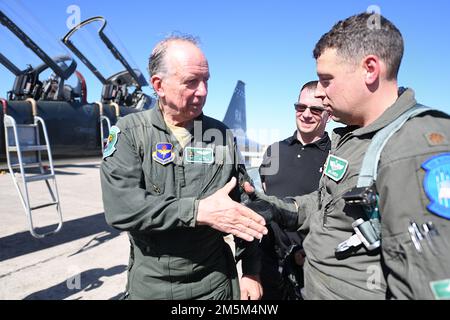 STATI UNITI Air Force Major (Ret.) Ted Sienicki, un 48th° premio annuale Freedom Flyer honor (a sinistra) grazie US Mark Judy, 560 pilota istruttore di Flying Training Squadron (a destra) per essere il pilota del suo volo di orientamento dopo il volo di Sienicki in un T-38C Talon Mar. 24, 2022, presso la Joint base San Antonio-Randolph AFB. Il programma annuale Freedom Flyer 48th è stato ospitato dal 560th Flying Training Squadron e onora il servizio e i sacrifici dei nostri aviatori POW/mia Vietnam. Foto Stock