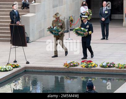 CANBERRA (24 marzo 2022) Comandante, Stati Uniti John C. Aquilino e il capo australiano delle operazioni congiunte Greg Bilton, generale delle operazioni congiunte, hanno deposto le corone nel cortile commemorativo del memoriale di guerra australiano durante la cerimonia dell'ultimo post. The Last Post è una cerimonia quotidiana che racconta la storia di un membro deceduto delle forze armate australiane. Aquilino è in visita in Australia durante un viaggio multi-paese per incontrare i leader regionali per rafforzare le relazioni con gli Stati Uniti e riaffermare l'importanza di un libero e aperto Indo-Pacifico. Foto Stock