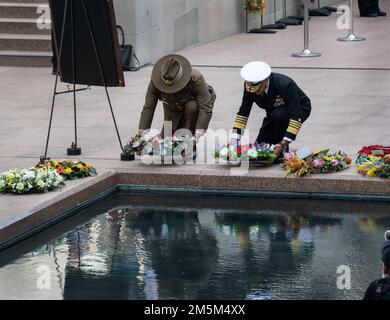 CANBERRA (24 marzo 2022) Comandante, Stati Uniti John C. Aquilino e il capo australiano delle operazioni congiunte Greg Bilton, generale delle operazioni congiunte, hanno deposto le corone nel cortile commemorativo del memoriale di guerra australiano durante la cerimonia dell'ultimo post. The Last Post è una cerimonia quotidiana che racconta la storia di un membro deceduto delle forze armate australiane. Aquilino è in visita in Australia durante un viaggio multi-paese per incontrare i leader regionali per rafforzare le relazioni con gli Stati Uniti e riaffermare l'importanza di un libero e aperto Indo-Pacifico. Foto Stock