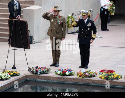 CANBERRA (24 marzo 2022) Comandante, Stati Uniti John C. Aquilino e il capo australiano delle operazioni congiunte Greg Bilton, generale delle operazioni congiunte, hanno deposto le corone nel cortile commemorativo del memoriale di guerra australiano durante la cerimonia dell'ultimo post. The Last Post è una cerimonia quotidiana che racconta la storia di un membro deceduto delle forze armate australiane. Aquilino è in visita in Australia durante un viaggio multi-paese per incontrare i leader regionali per rafforzare le relazioni con gli Stati Uniti e riaffermare l'importanza di un libero e aperto Indo-Pacifico. Foto Stock