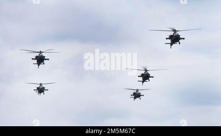 I primi cinque elicotteri AH-64E modello Apache Attack da consegnare alla Guardia Nazionale del South Carolina arrivano alla base della Guardia Nazionale del McEntire, South Carolina, il 24 marzo 2022. La Guardia Nazionale della Carolina del Sud sta sostituendo 24 D-model con un nuovo e-model, che sarà consegnato e volato dal Battaglione di ricostruzione dell'attacco 1-151st. Il nuovo modello include aggiornamenti meccanici e software che miglioreranno notevolmente la loro capacità di lavorare e comunicare in un ambiente di servizi congiunti e consentiranno ai piloti di operare con più capacità in futuri conflitti. Foto Stock