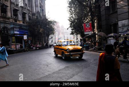 Ambasciatore giallo taxi di Calcutta, in India. Foto Stock