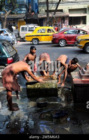 Una doccia pubblica all'aperto a Kolkata, India. Foto Stock