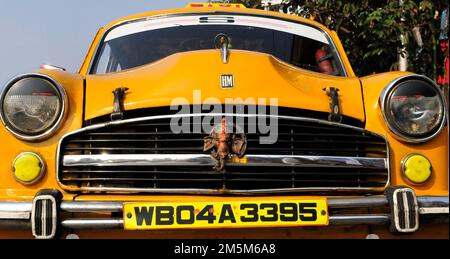 Ambasciatore giallo taxi di Calcutta, in India. Foto Stock