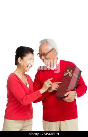 Capannone le persone anziane che tengono la scatola del regalo Foto Stock