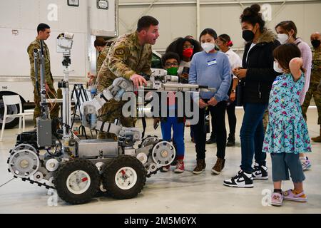 STATI UNITI Staff dell'aeronautica Sgt. Jordan Burger, 31st ingegnere civile Squadron, responsabile del team di smaltimento di Ordnance esplosive, spiega le operazioni di un robot EOD CES 31st ai membri della famiglia Wyvern presso Aviano Air base, Italia, 24 marzo 2022. STATI UNITI Air Force Airmen in 31st diverse sezioni CES ha tenuto un'immersione con le famiglie Wyvern per mostrare le operazioni all'interno delle loro unità. L'unità forma e prepara gli Airmen pronti al combattimento e le attrezzature per supportare il comandante combattente e le attività delle forze aeree di spedizione. Foto Stock