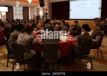 STATI UNITI Marines e marinai con 3D divisione Marine, partecipano a una discussione di gruppo durante il Simposio del mese della Storia delle Donne su Camp Hansen, Okinawa, Giappone, 24 marzo 2022. Il simposio ha incoraggiato la disponibilità promuovendo la diversità di pensiero, inclusività ed uguaglianza in tutta la forza, onorando al contempo il servizio e i risultati delle donne del corpo Marino nel corso della storia. Foto Stock